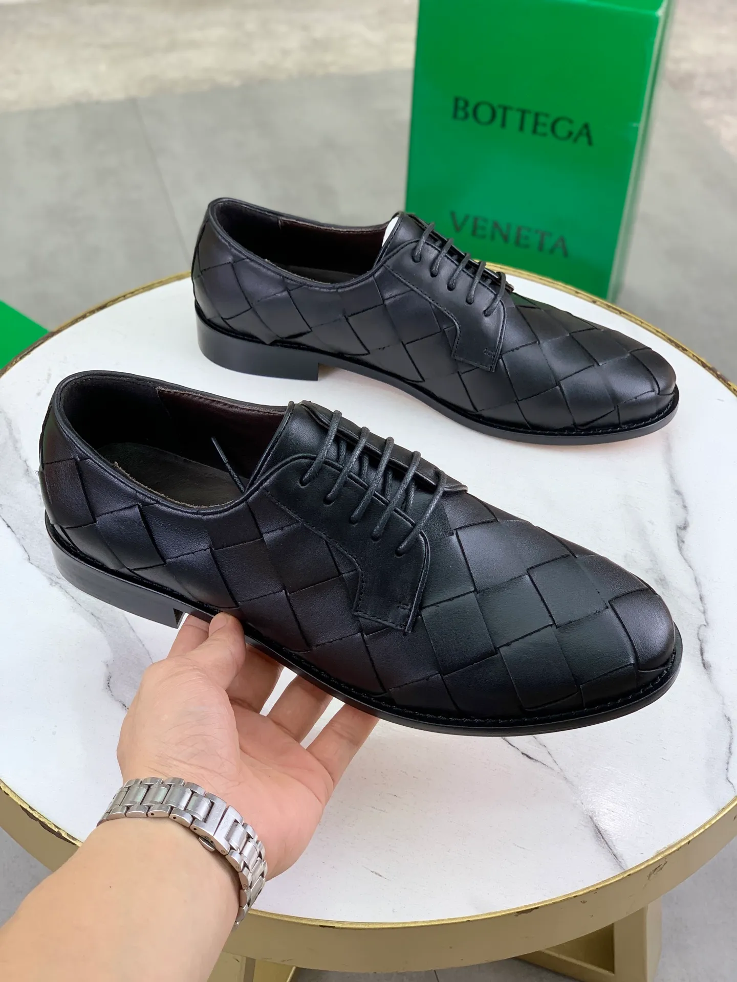 Factory price P860💰Top quality (genuine leather outsole series)💎💎💎 BOTTEGA VENETA official website synchronizes the latest model, top version of the highest version of BV business leather shoes in the market, accept material comparison, shoe type comparison, process comparison, practical and textured, versatile and suitable for any occasion, the more you look at it, the more flavorful it becomes. Pure hand-woven craftsmanship - upper material, imported original hand-woven calfskin - high-quality water-dyed cowhide inside - original private model customized handmade leather outsole -Size: female 35-39 (34 40 customized) male 39-44 (38 45 customized) Comes with original BV green box, complete packaging.